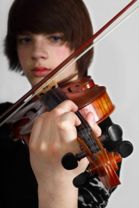 Boy playin violin